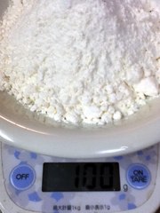 ホットケーキミックスをはかる
